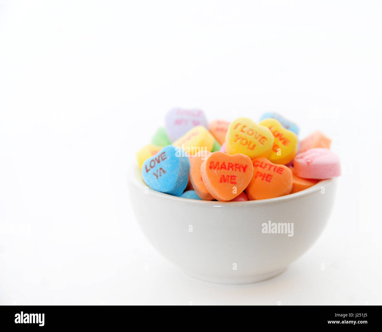 Sweet hearts dans un bol, Valentines Day candy Banque D'Images