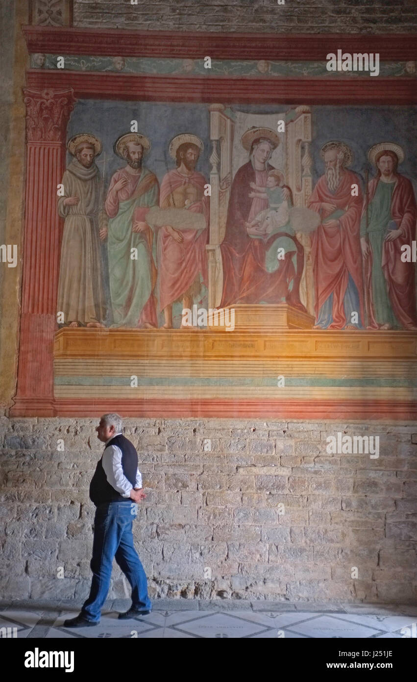 Un steward supervise les touristes dans l'église de San Miniato al Monte de Florence Banque D'Images