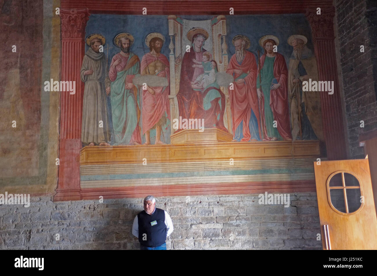 Un steward supervise les touristes dans l'église de San Miniato al Monte de Florence Banque D'Images