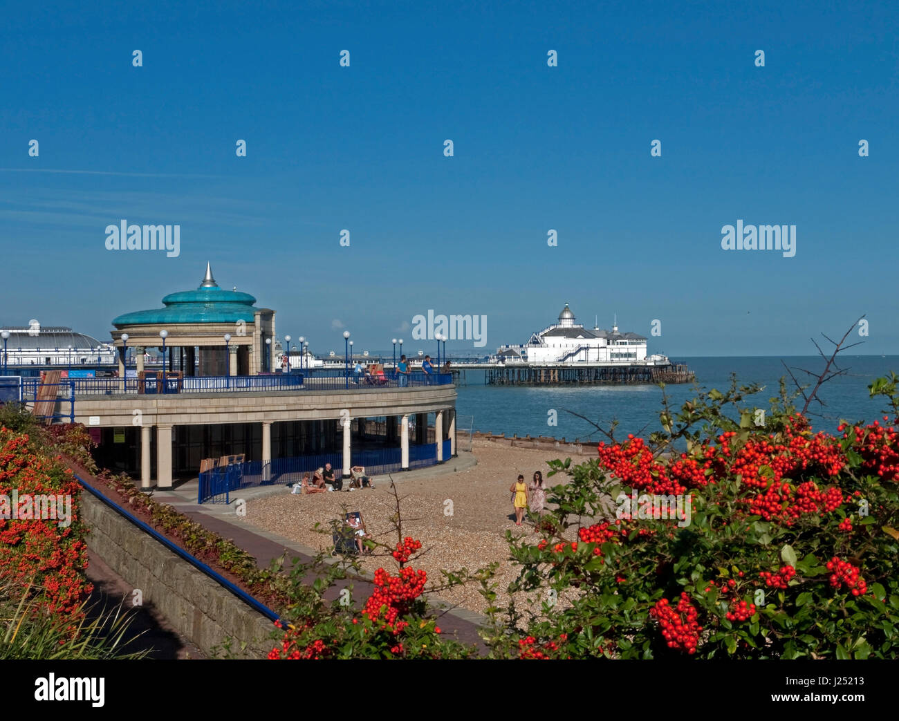 Le front de mer d'Eastbourne coloré avec son kiosque et Pier, Eastbourne, East Sussex, England, UK Banque D'Images