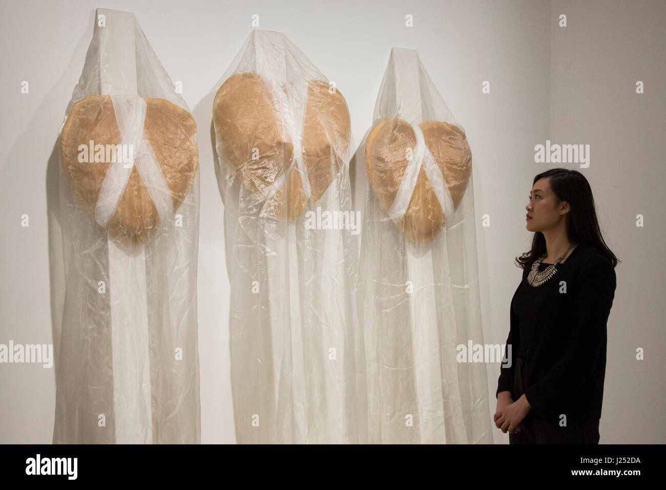 Londres, Royaume-Uni. 25 avril 2017. Sur la photo : un membre du personnel l'œuvre vues Die Erlösung meiner Schwestern (le salut de mes soeurs), 1985, par Renate Bertlmann. Sotheby's présente deux expositions en solo par artistes autrichiens Renate Bertlmann et Maria Lassnig au S2 London gallery. Les deux artistes sont des chiffres clés dans les discussions en cours autour de la nouvelle évaluation de femmes artistes de l'après-guerre. L'exposition est présentée du 27 avril au 2 juin 2017. S2 est la vente privée et le bras de la galerie d'art contemporain de Sotheby's Ministère. Banque D'Images