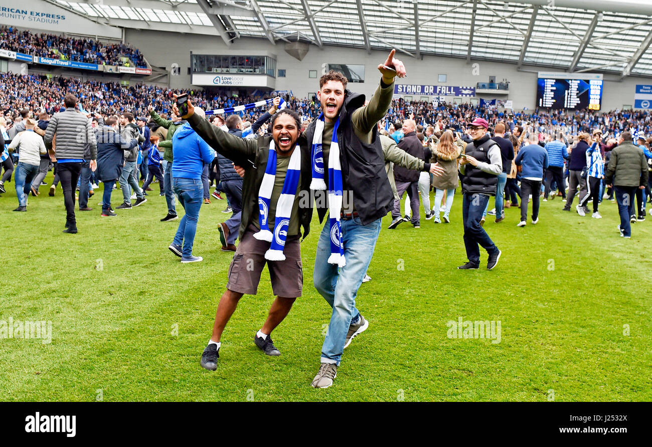 Le Brighton fans envahissent le terrain après avoir remporté le pari de la promotion après ciel match de championnat entre Brighton et Hove Albion et Wigan Athletic à l'American Express Community Stadium à Brighton et Hove. 17 avril, 2017. Simon Dack / Images Téléobjectif FA Premier League et Ligue de football images sont soumis à licence DataCo voir le www.football-dataco.com Editorial Utilisez uniquement Banque D'Images