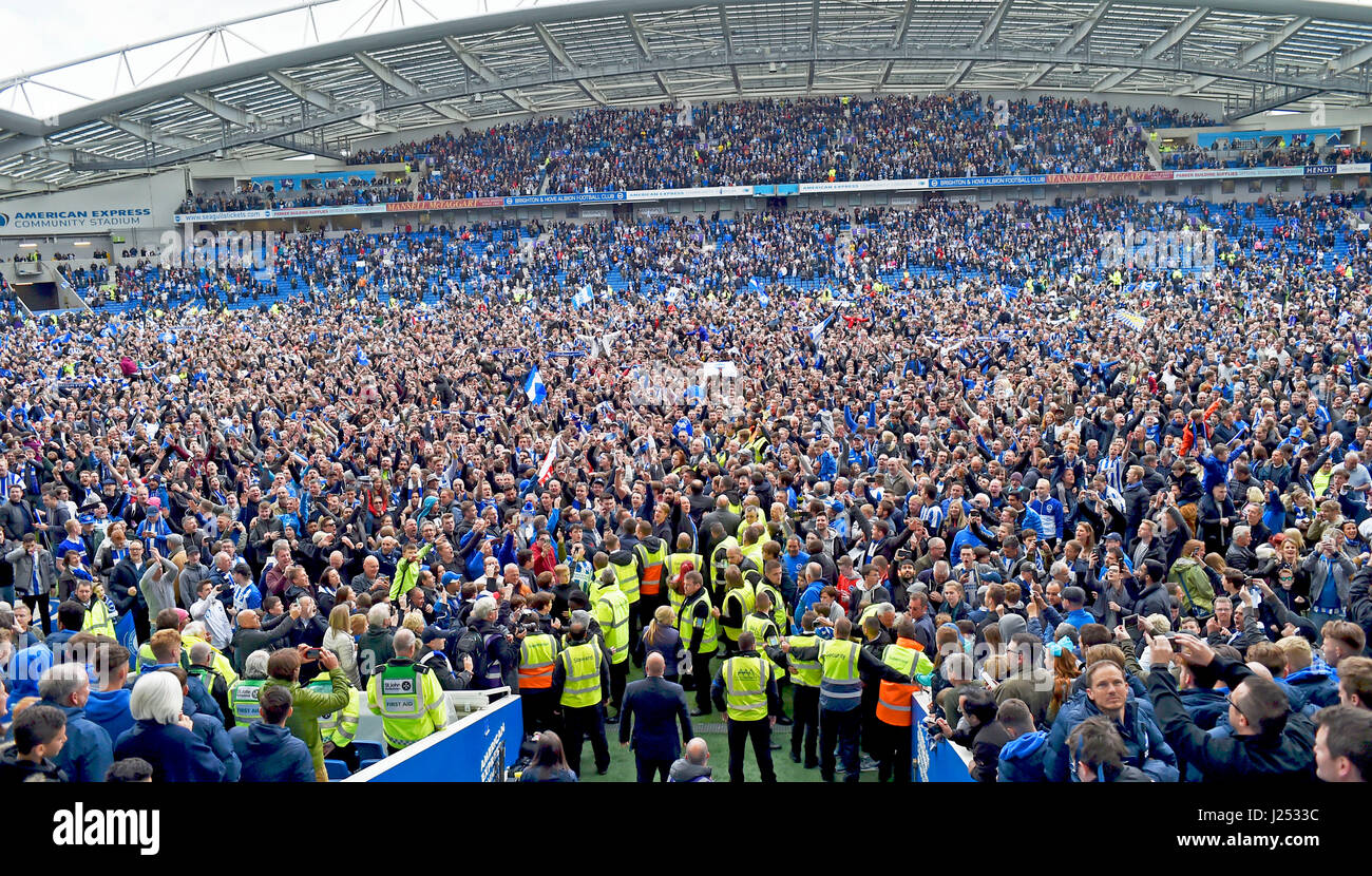 Brighton et Hove Albion football fans célébrer d'être promu en Premier League après avoir battu Wigan dans le ciel parier match de championnat à l'American Express Community Stadium FA Premier League et Ligue de football images sont soumis à licence DataCo voir le www.football-dataco.com Editorial Utilisez uniquement Banque D'Images