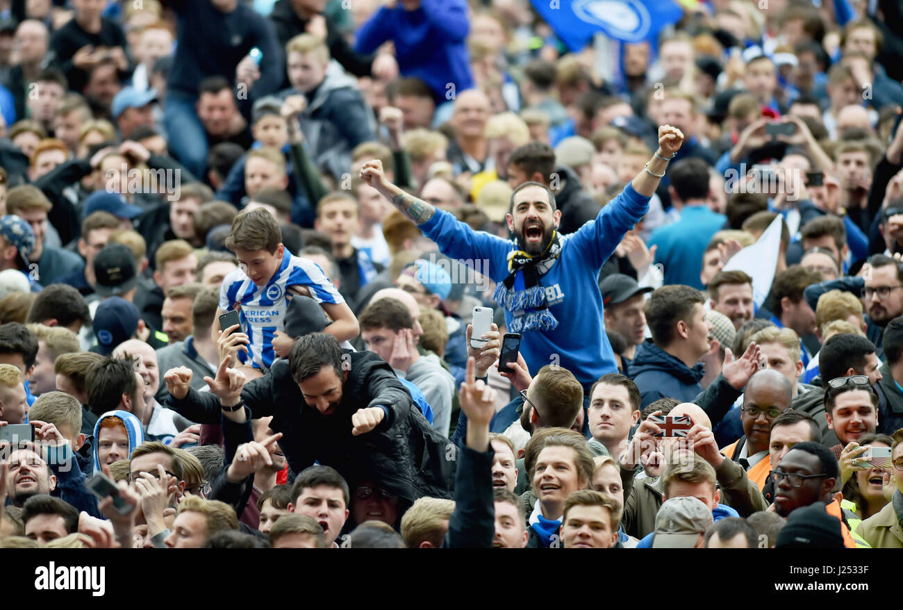 Brighton et Hove Albion fans de football qui célèbrent leur promotion à la Premier League après avoir battu Wigan dans le championnat Sky Bet au stade de la communauté American Express . Photo Simon Dack/Telephoto Images les images de la FA Premier League et de la football League sont soumises à la licence DataCo, voir www.football-dataco.com usage éditorial uniquement Banque D'Images