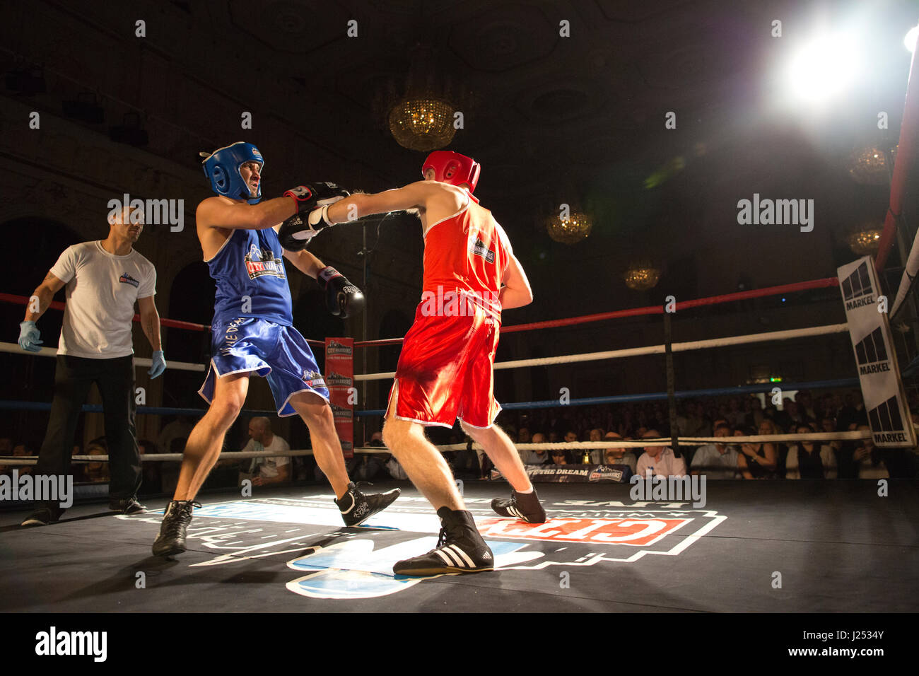 How To Organise A White Collar Boxing Event White collar boxing Banque de photographies et d’images à haute