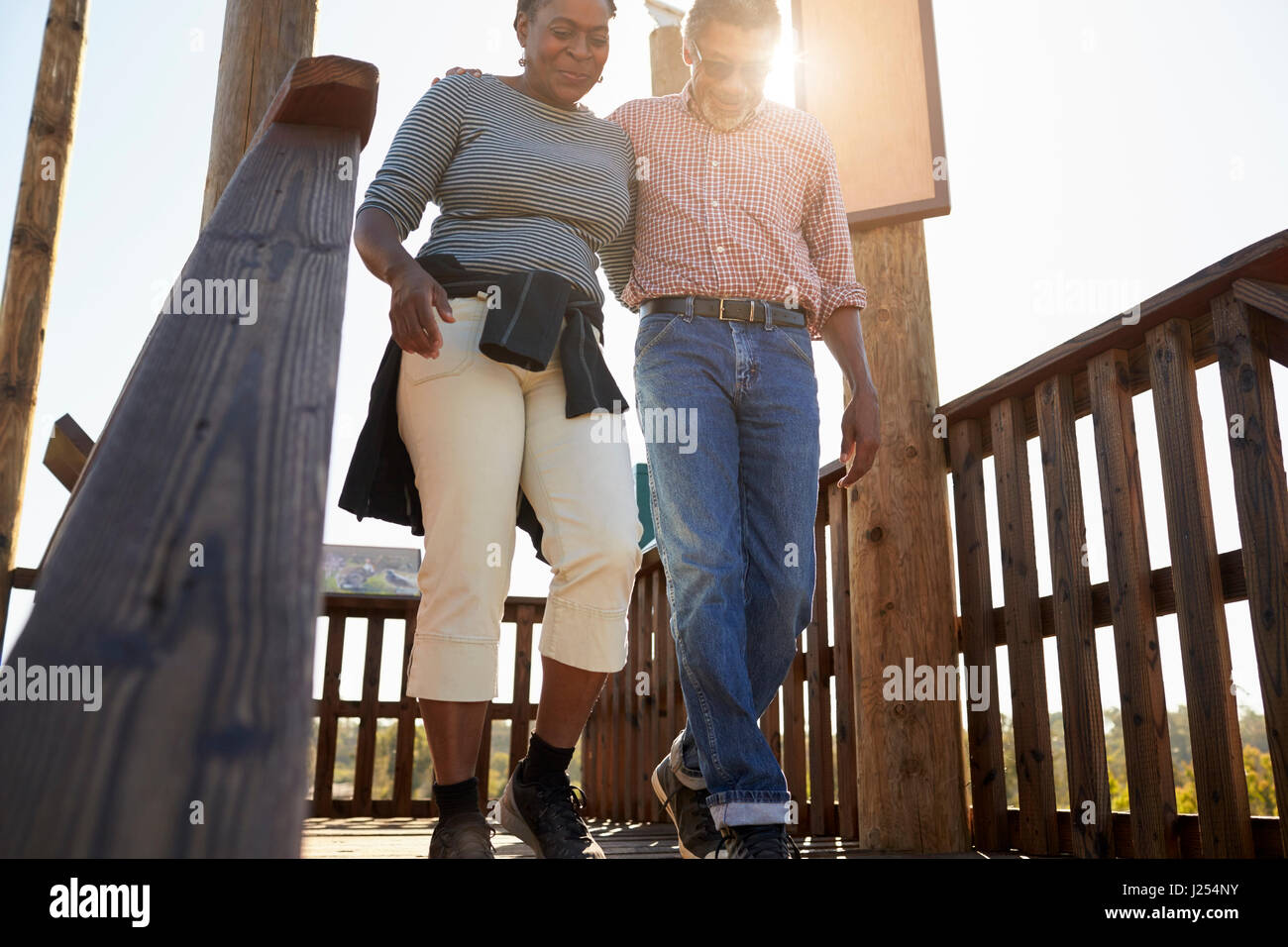 Mature Couple Walking sur plate-forme d'observation Banque D'Images