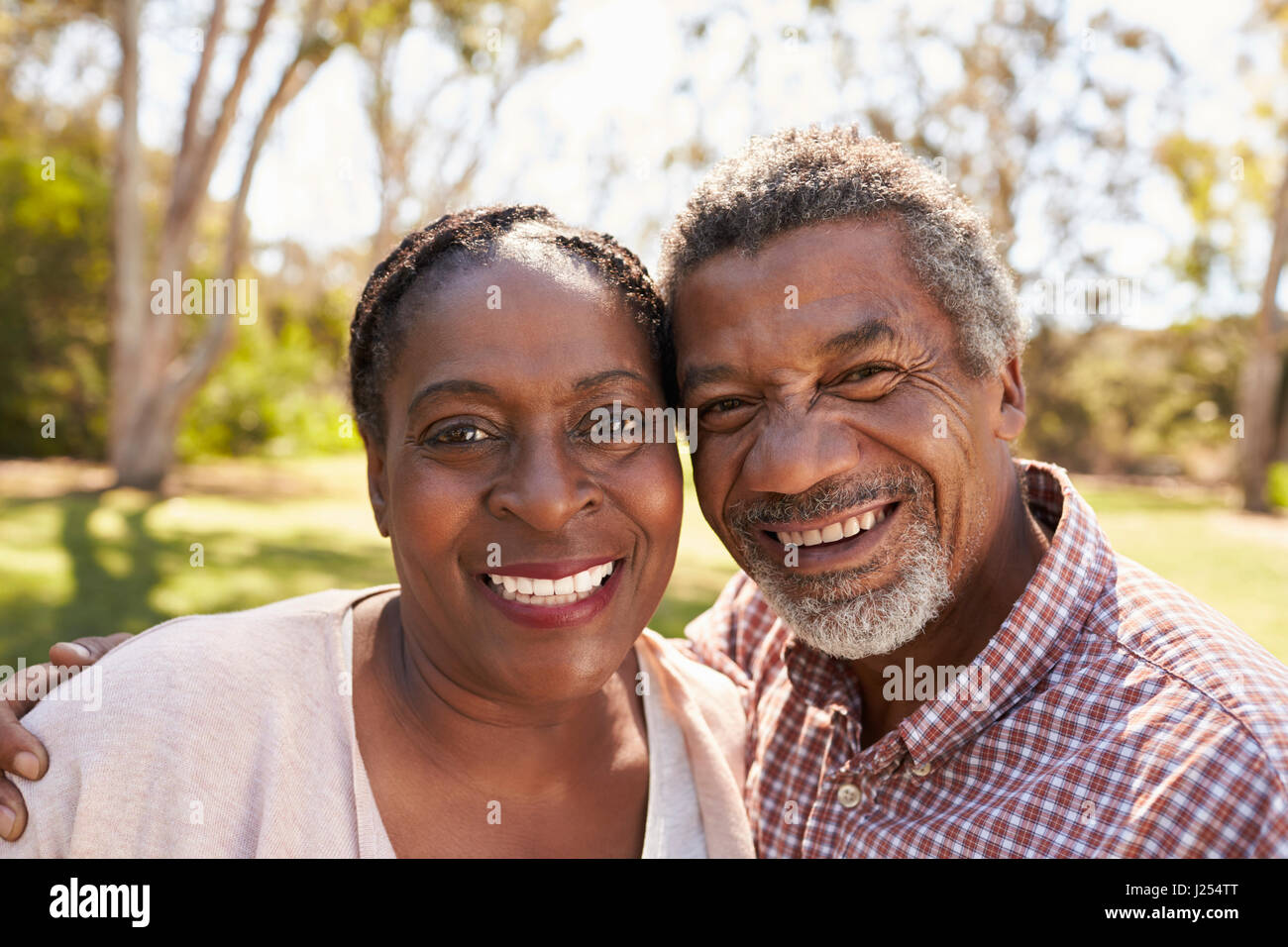 La tête et les épaules de plein air Portrait Of Mature Couple In Park Banque D'Images