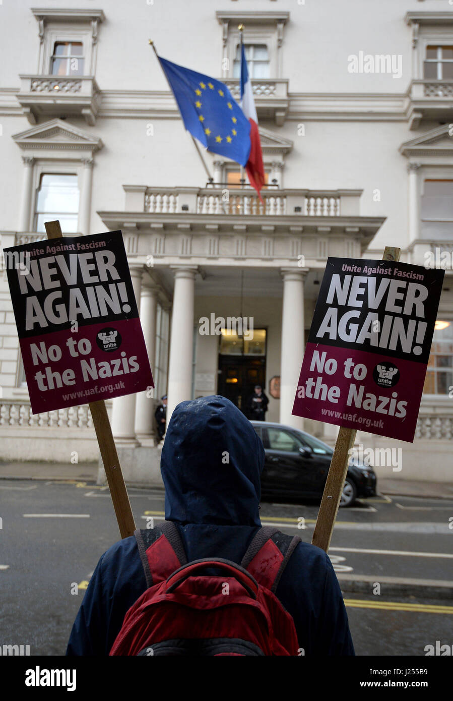 Anti-fascistes à l'extérieur de l'Ambassade de France, Londres, pour protester contre le dirigeant du parti d'extrême droite du Front National, Marine Le Pen, à la suite de sa promotion au deuxième tour de l'élection présidentielle française. Banque D'Images