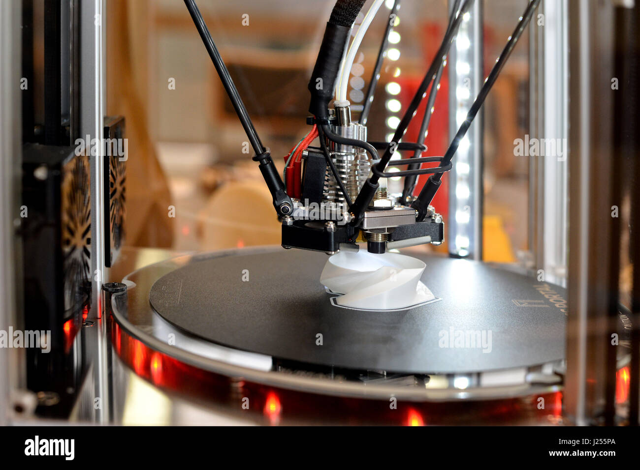 RIGA, Lettonie - Mars 29, 2017 : l'imprimante 3D au cours de processus de travail. Nouvelle technologie d'impression. Banque D'Images