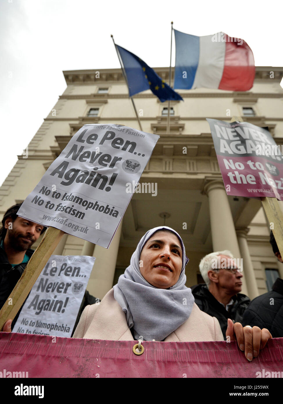 Anti-fascistes à l'extérieur de l'Ambassade de France, Londres, pour protester contre le dirigeant du parti d'extrême droite du Front National, Marine Le Pen, à la suite de sa promotion au deuxième tour de l'élection présidentielle française. Banque D'Images