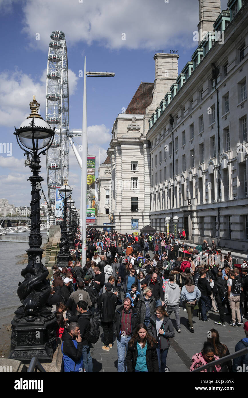 Les touristes sur l'Quenss à pied, Londres Banque D'Images