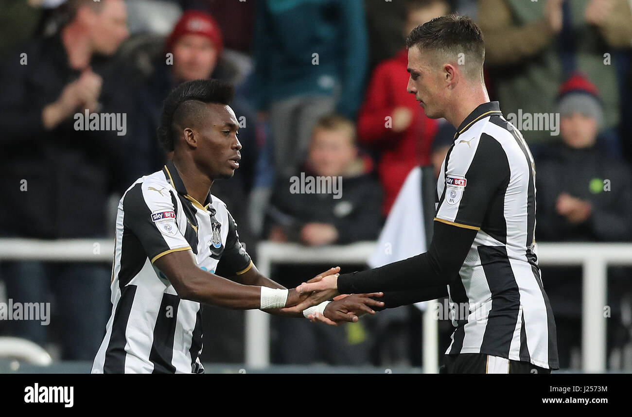 Newcastle United's Christian Atsu (à gauche) célèbre marquant son deuxième but de côtés pendant le match de championnat à Sky Bet St James' Park, Newcastle. Banque D'Images