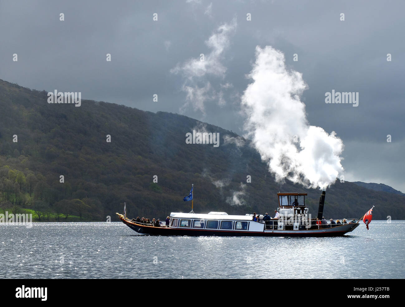 Les fiducies nationales yacht à vapeur gondola, le lac de Coniston, Cumbria Banque D'Images