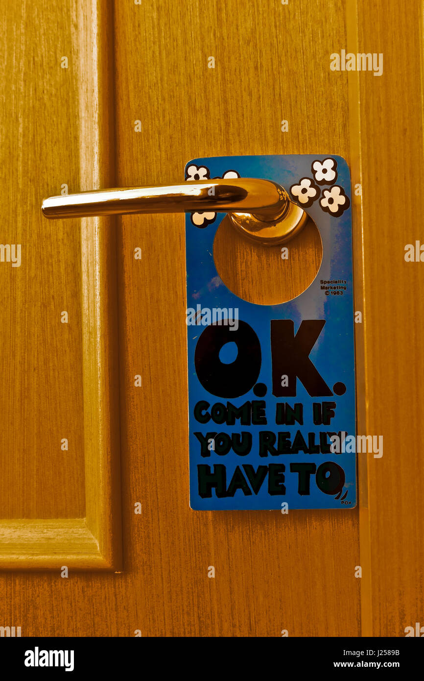 Entrer, entrer d'humour signe sur une chambre d'hôtel porte fermée. "OK  viens en si vous devez vraiment". Close up, détail Photo Stock - Alamy