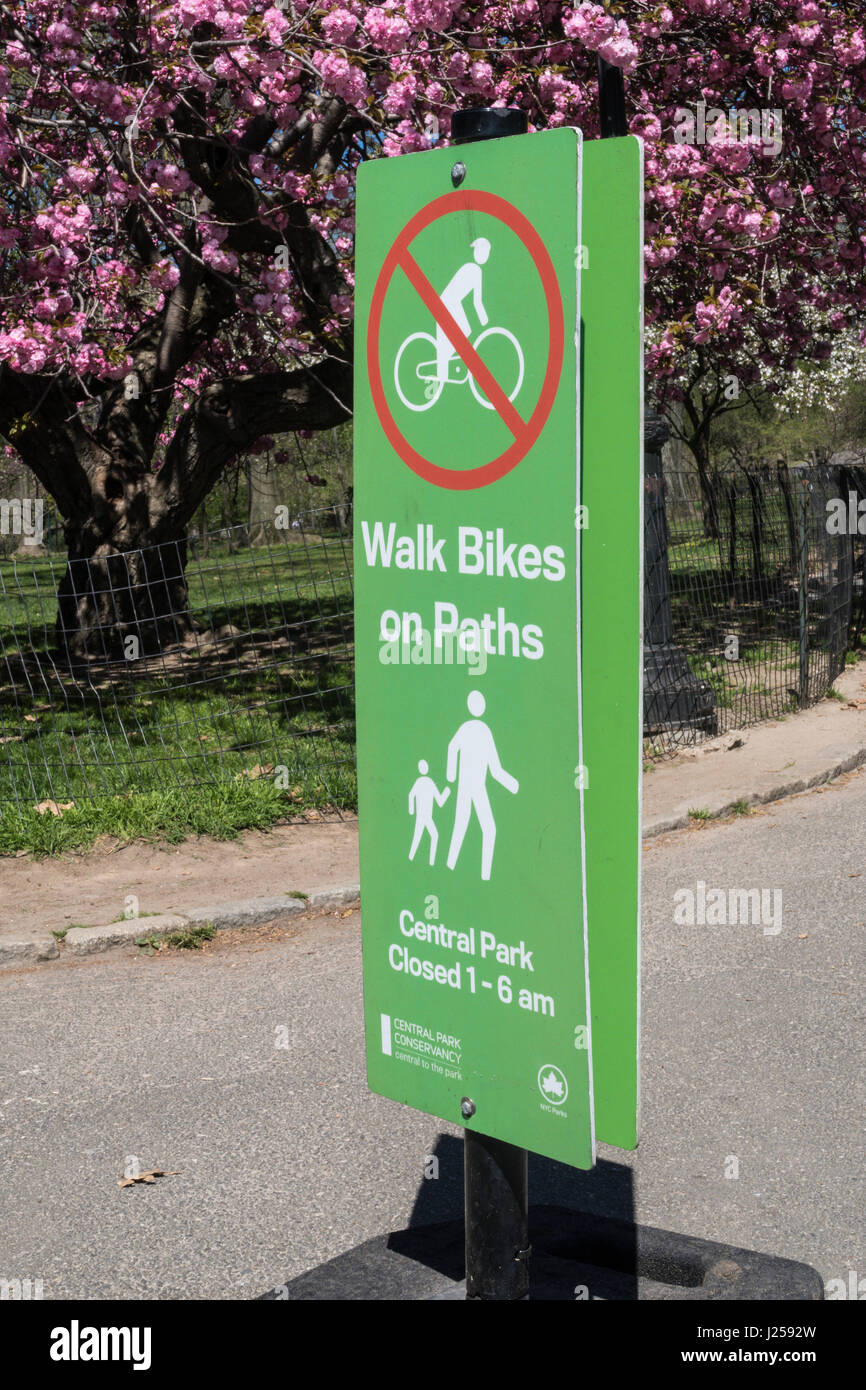 Vélos à pied sur des chemins Signe, Central Park, NYC, USA Banque D'Images