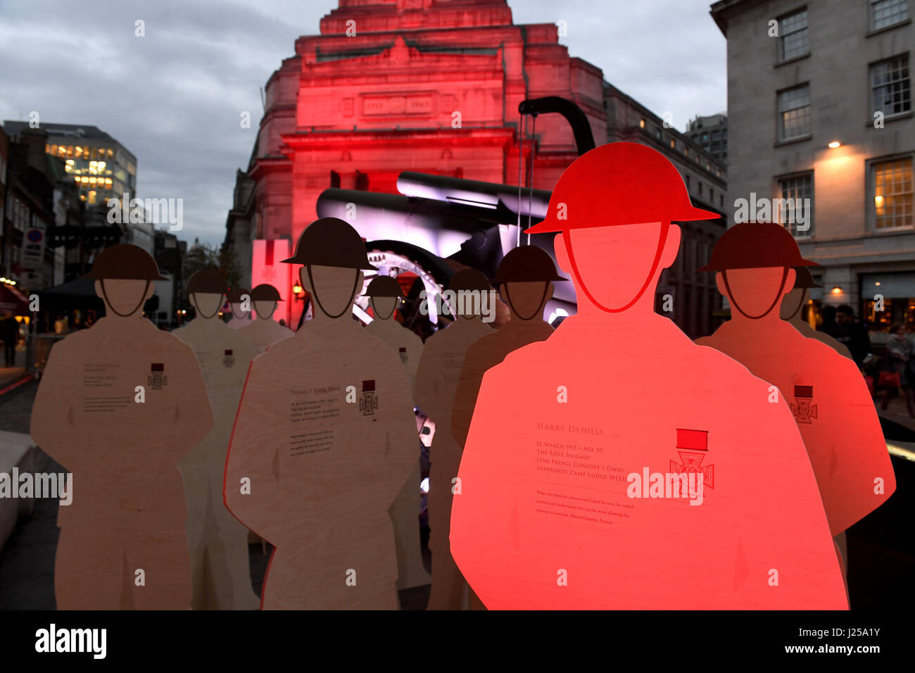 64 chiffres lifesize représentant le 64 Francs-maçons qui ont reçu la Croix de Victoria au cours de la Première Guerre mondiale, sont affichés à l'extérieur de la salle des francs-maçons dans le centre de Londres en leur mémoire. Leurs médailles représentent un sur 10 de tous les circuits virtuels attribués pendant la Première Guerre mondiale. Banque D'Images