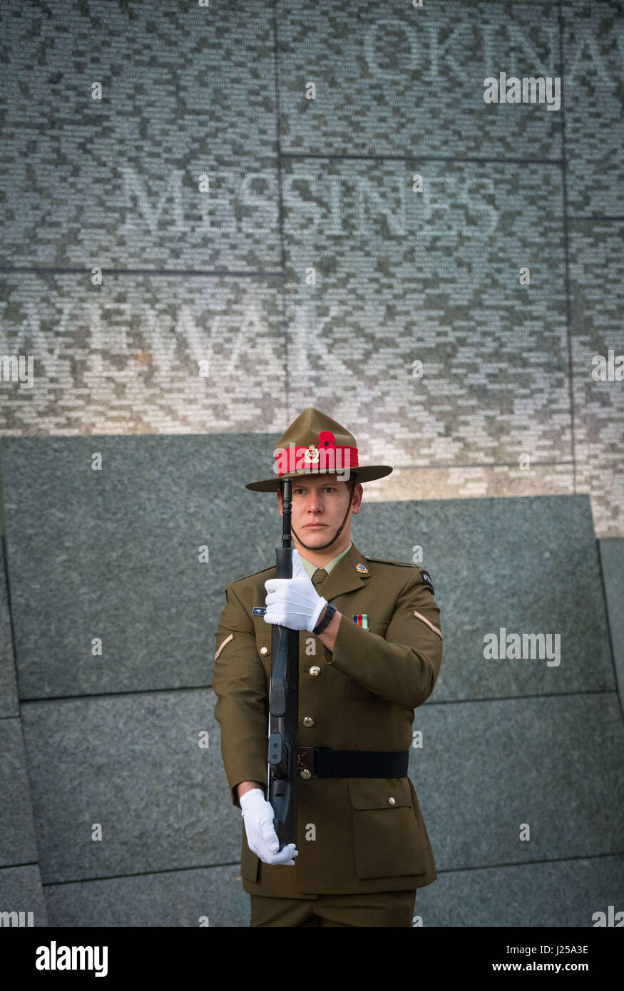 Un soldat néo-zélandais au cours d'un service de l'aube de l'Anzac Day à l'Australian War Memorial à Hyde Park Corner à Londres, marquant l'anniversaire de la première grande action militaire menée par les forces de l'Australie et de la Nouvelle-Zélande au cours de la Première Guerre mondiale. Banque D'Images