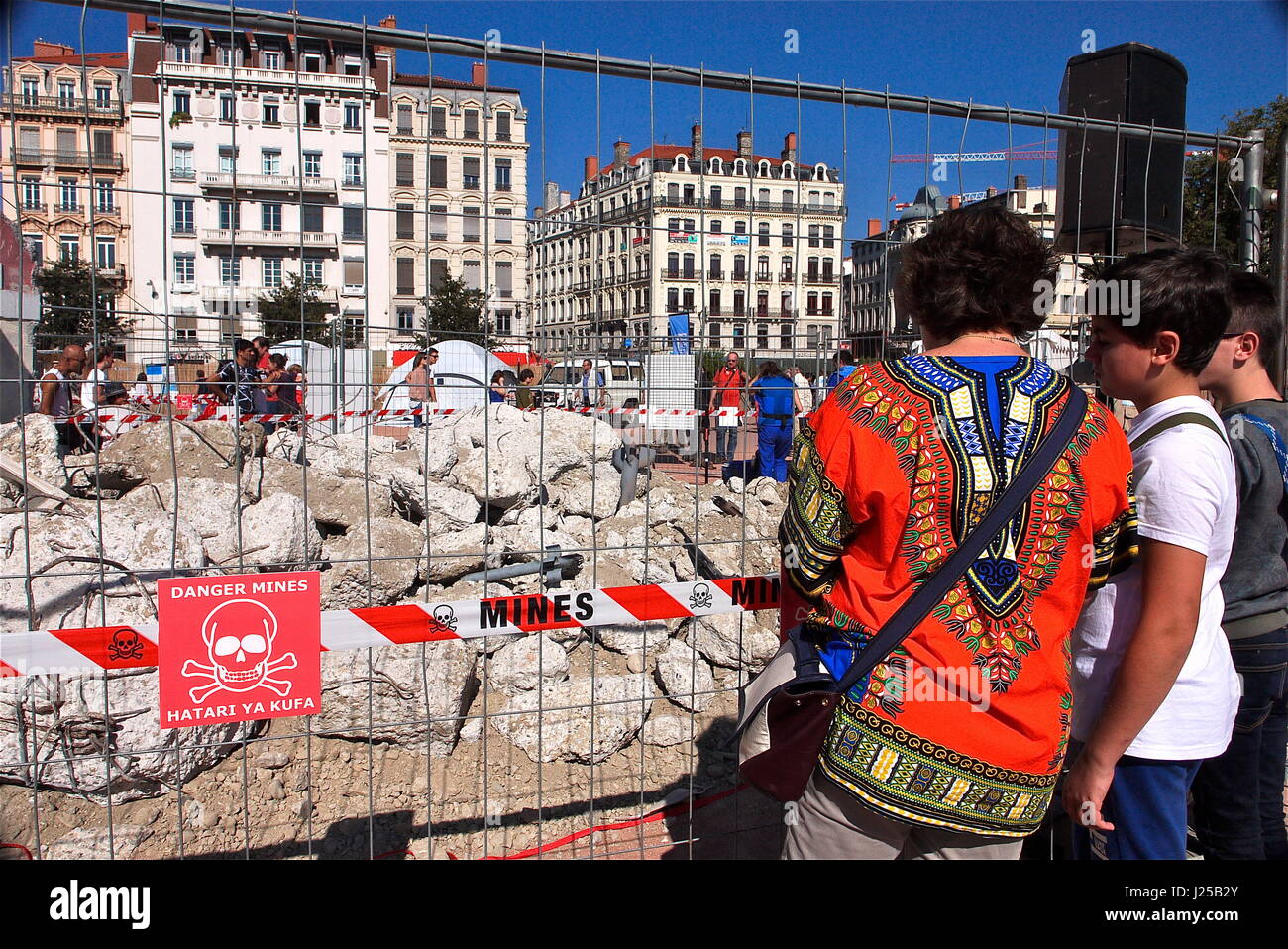 L'ONG Handicap International organise une pyramide de chaussures à Lyon,  pour mobiliser les gens contre les mines antipersonnel et les bombes à  Photo Stock - Alamy