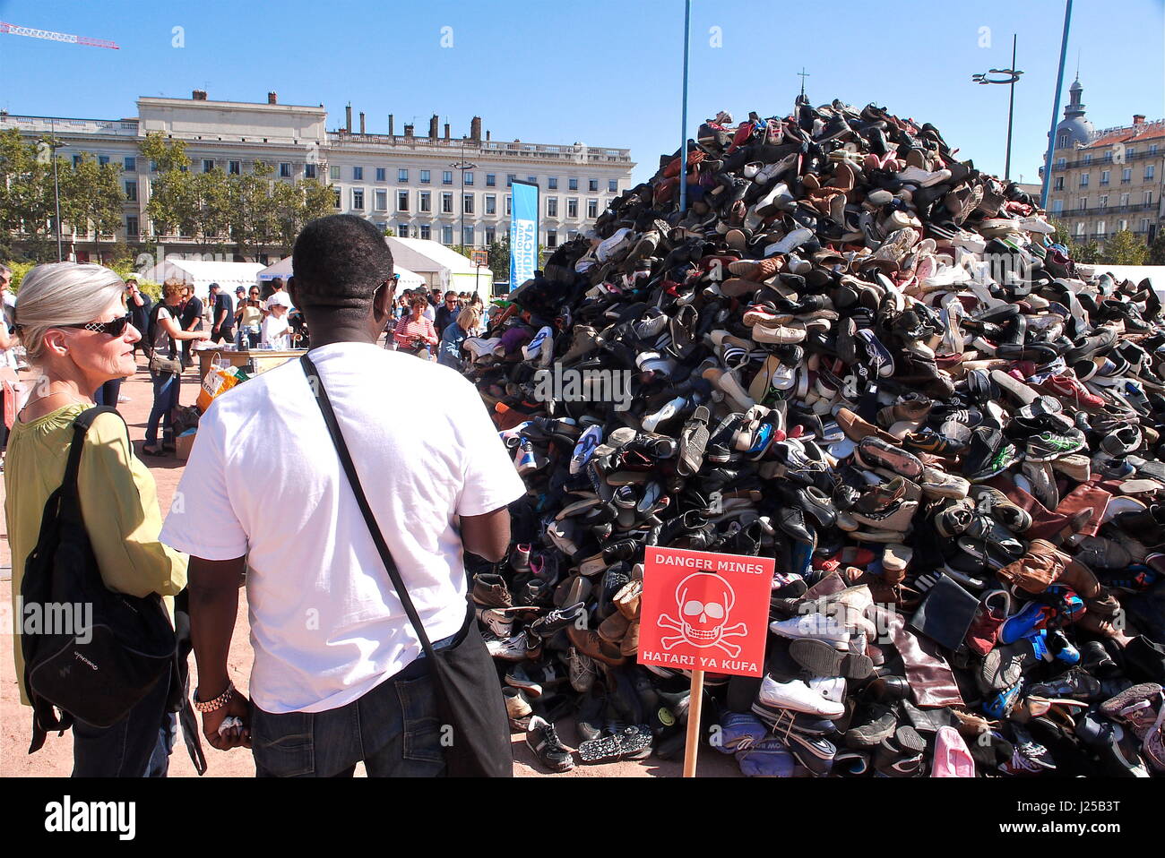 L'ONG Handicap International organise une pyramide de chaussures à Lyon, pour mobiliser les gens contre les mines antipersonnel Banque D'Images