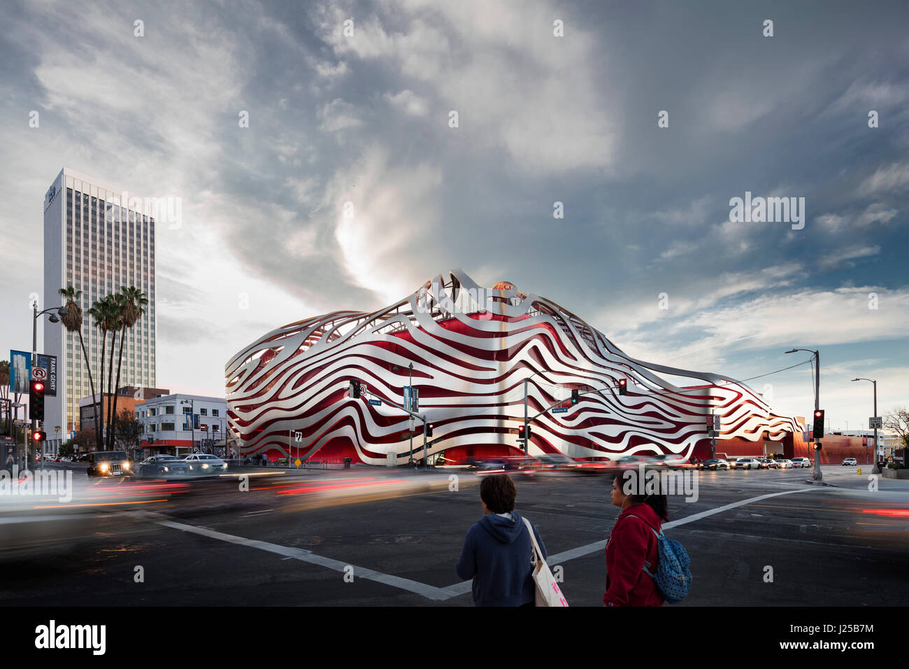 Vue extérieure de l'angle de Wilshire Boulevard et Fairfax Avenue au crépuscule. Petersen Automotive Museum, Los Angeles, États-Unis. Architecte : Koh Banque D'Images