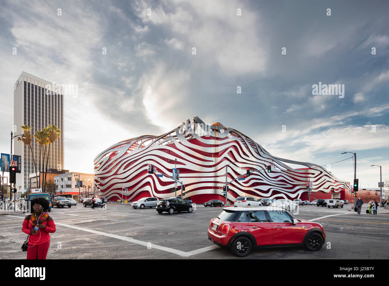 Vue extérieure de l'angle de Wilshire Boulevard et Fairfax Avenue. Petersen Automotive Museum, Los Angeles, États-Unis. Architecte : Kohn Peders Banque D'Images