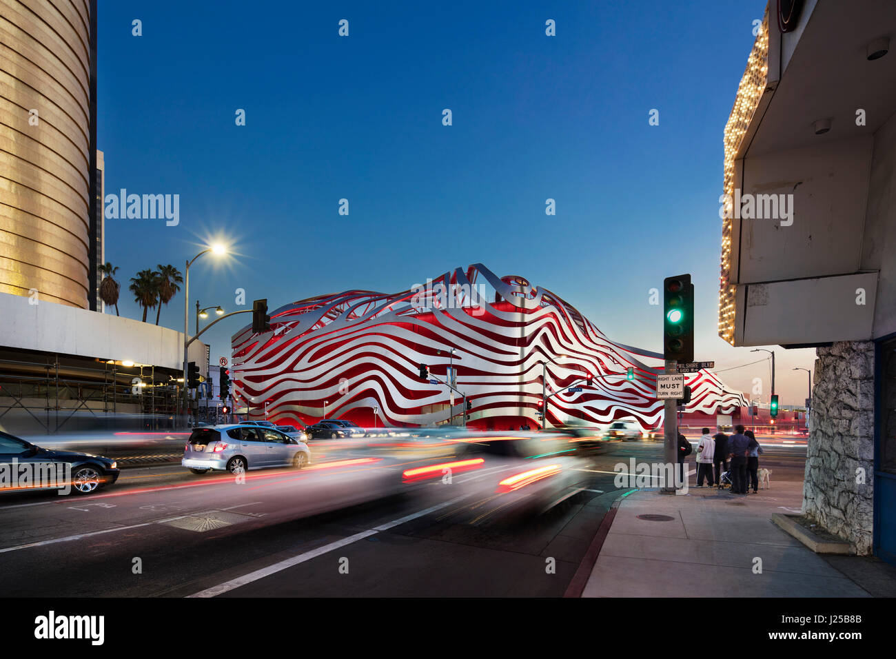 Vue extérieure à la sud sur Fairfax Avenue au crépuscule. Petersen Automotive Museum, Los Angeles, États-Unis. Architecte : Kohn Pedersen Fox Associates Banque D'Images