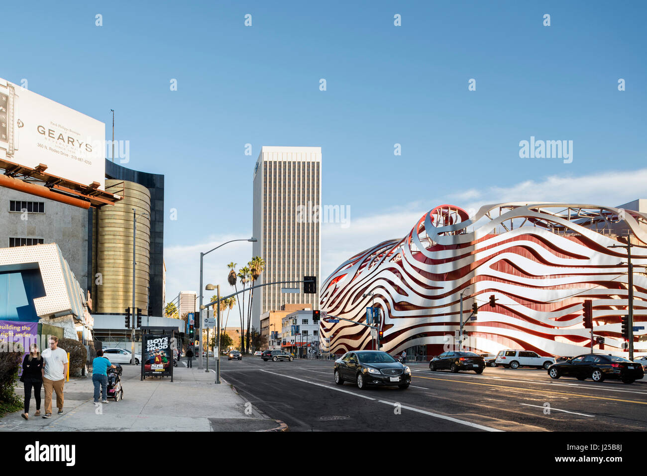 Vue extérieure contextuelle à l'est sur Wilshire Boulevard. Petersen Automotive Museum, Los Angeles, États-Unis. Architecte : Kohn Pedersen Fox Asso Banque D'Images