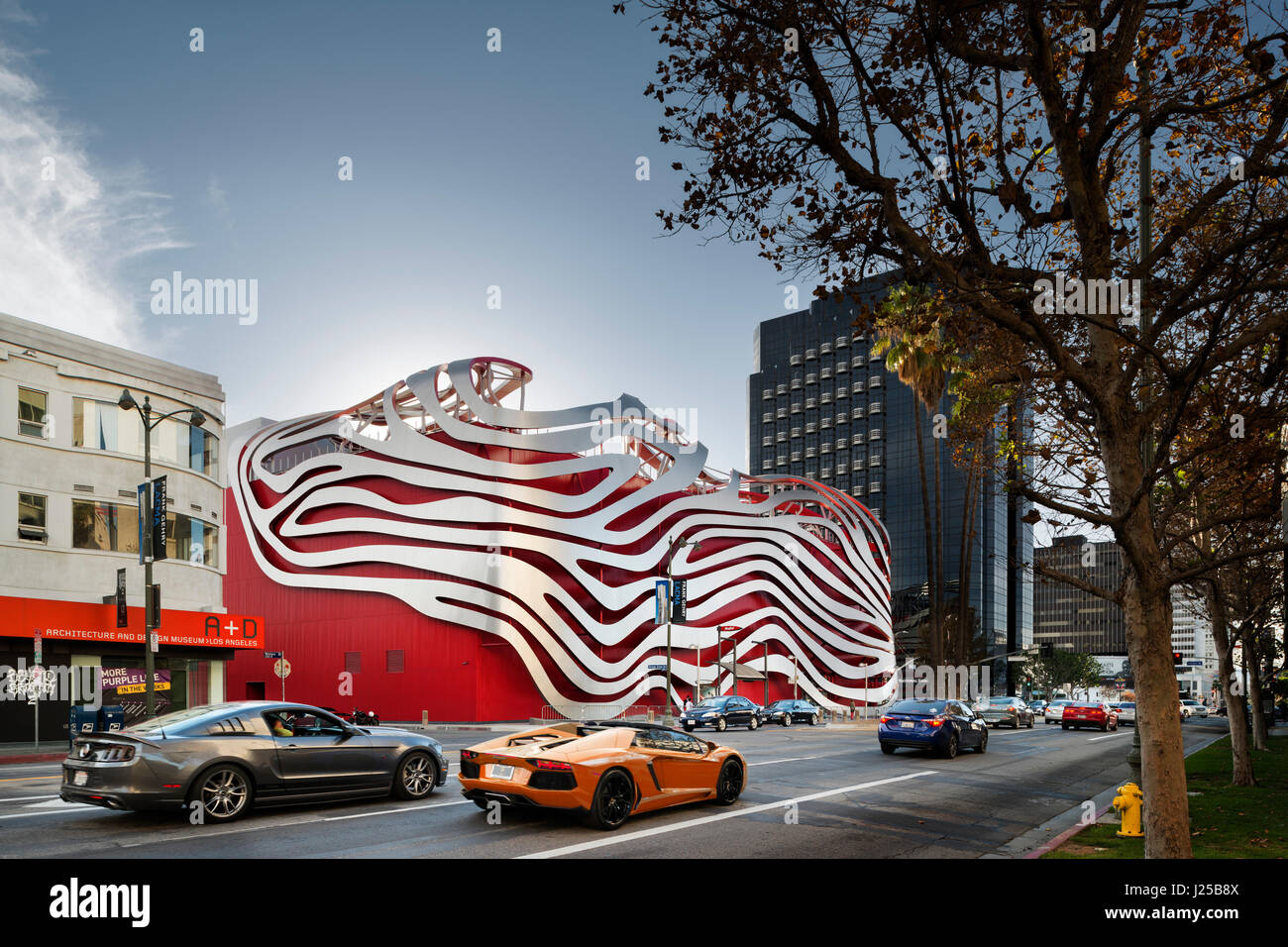 Vue extérieure contextuelle à l'ouest sur Wilshire Boulevard. Petersen Automotive Museum, Los Angeles, États-Unis. Architecte : Kohn Pedersen Fox Asso Banque D'Images