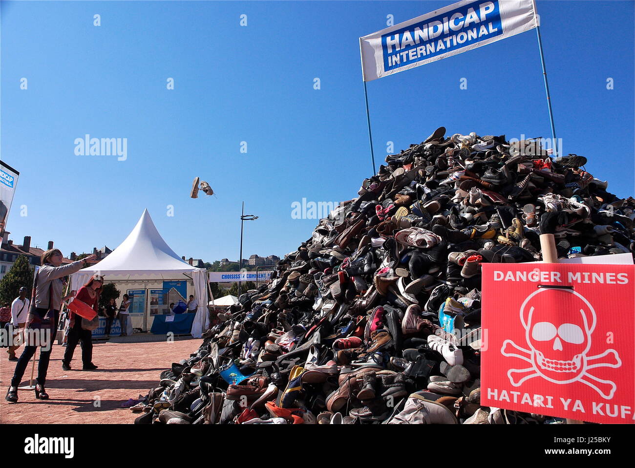 L'ONG Handicap International organise une pyramide de chaussures à Lyon,  pour mobiliser les gens contre les mines antipersonnel Photo Stock - Alamy