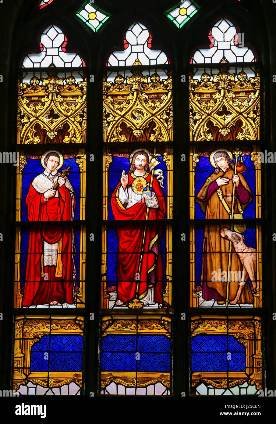 Vitrail dans la 15e siècle Chapelle Elzenveld à Anvers, Belgique, représentant Jésus Christ, Saint Roch et Saint Charles Borromée Banque D'Images