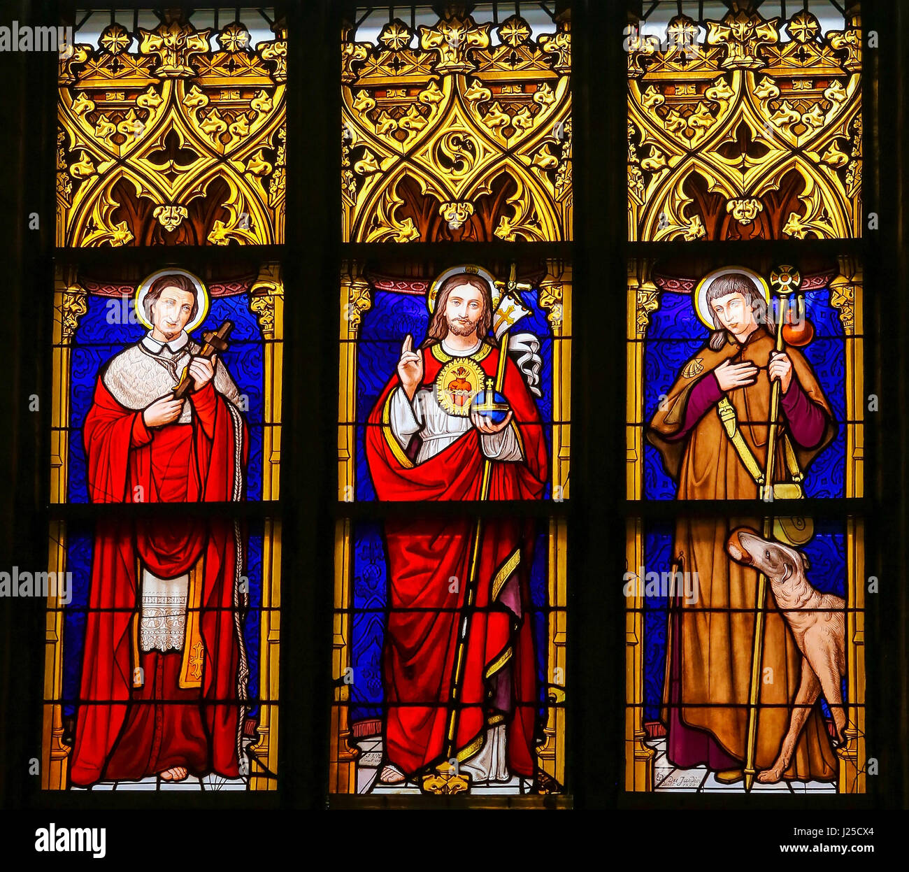 Vitrail dans la 15e siècle Chapelle Elzenveld à Anvers, Belgique, représentant Jésus Christ, Saint Roch et Saint Charles Borromée Banque D'Images