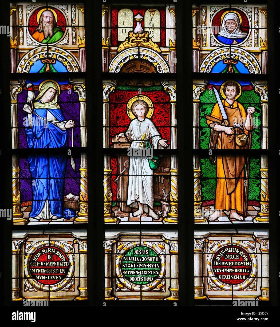 Vitrail dans la 15e siècle Chapelle Elzenveld à Anvers, Belgique, représentant la Vierge Marie, Jésus et saint Joseph Banque D'Images