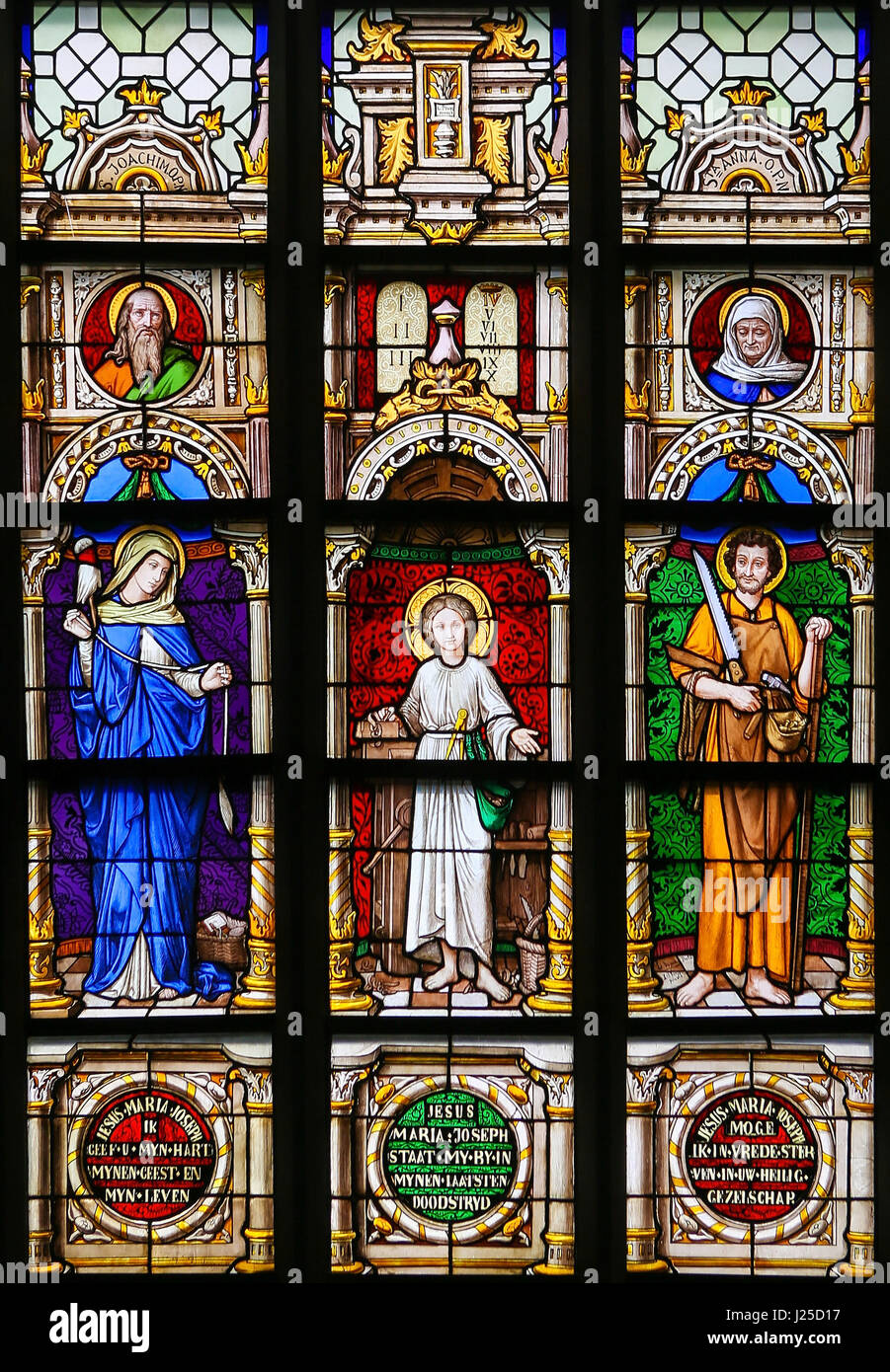 Vitrail dans la 15e siècle Chapelle Elzenveld à Anvers, Belgique, représentant la Vierge Marie, Jésus et saint Joseph Banque D'Images