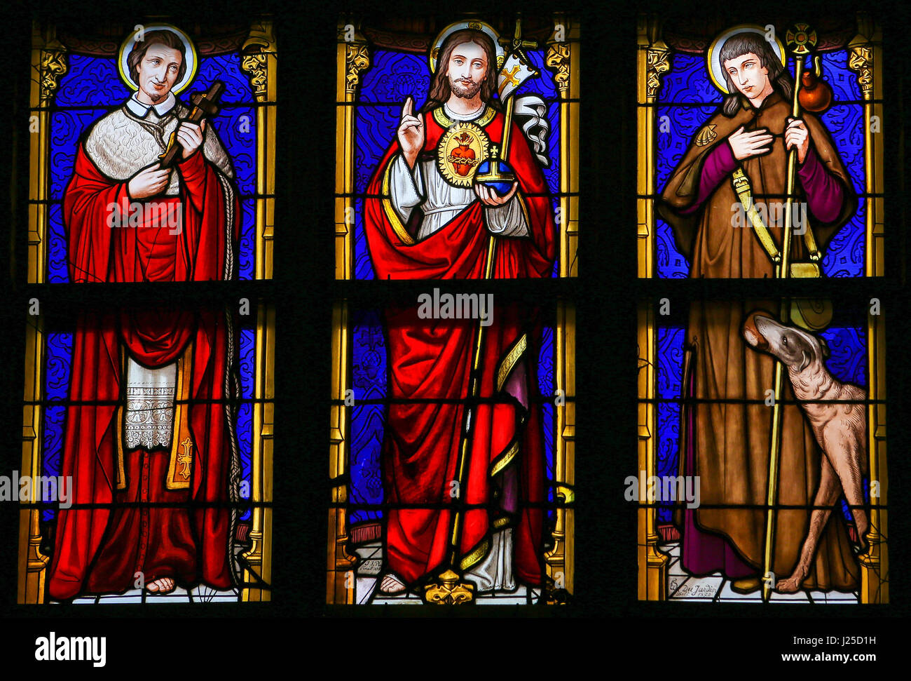 Vitrail dans la 15e siècle Chapelle Elzenveld à Anvers, Belgique, représentant Jésus Christ, Saint Roch et Saint Charles Borromée Banque D'Images