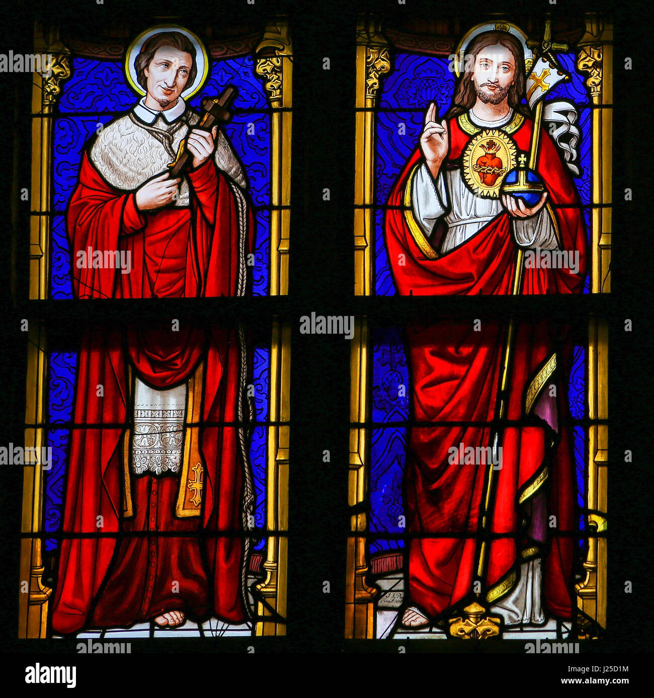 Vitrail dans la 15e siècle Chapelle Elzenveld à Anvers, Belgique, représentant Jésus Christ et de Saint Charles Borromée Banque D'Images