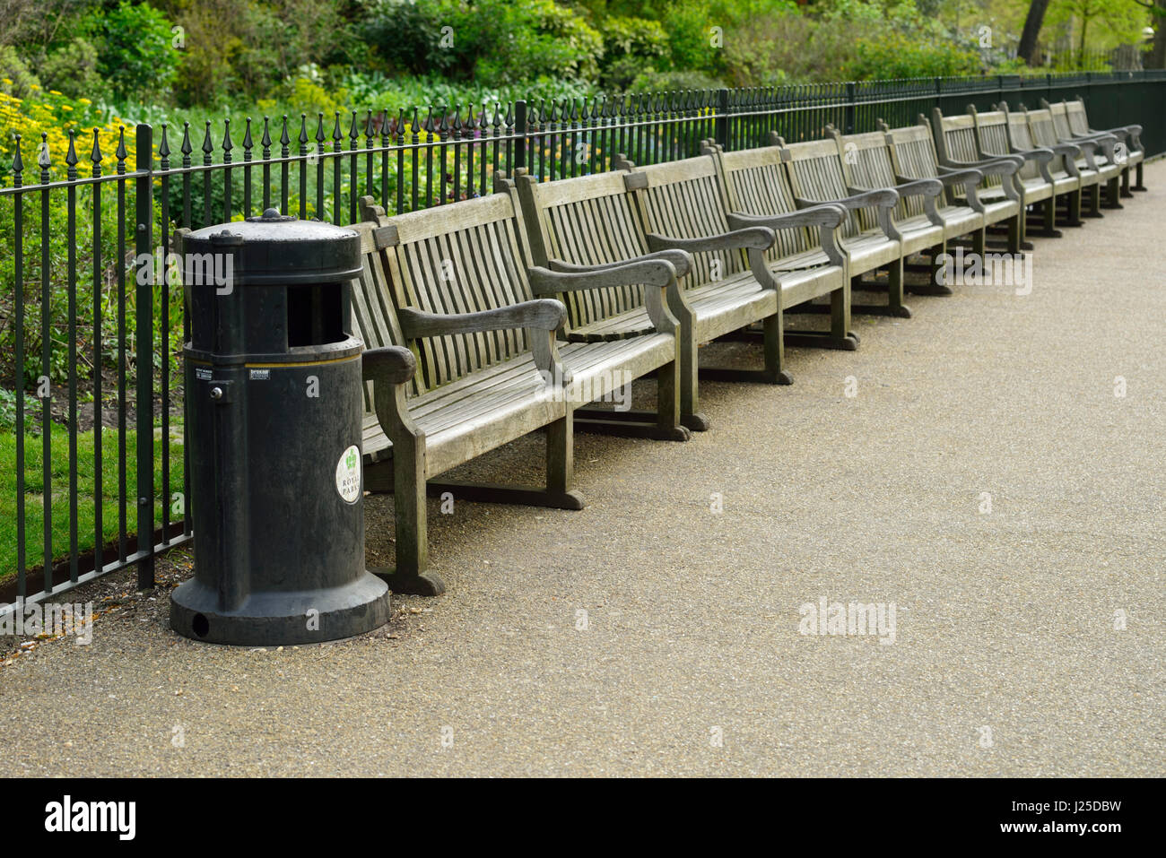 Bancs, Hyde Park, Londres, Royaume-Uni Banque D'Images