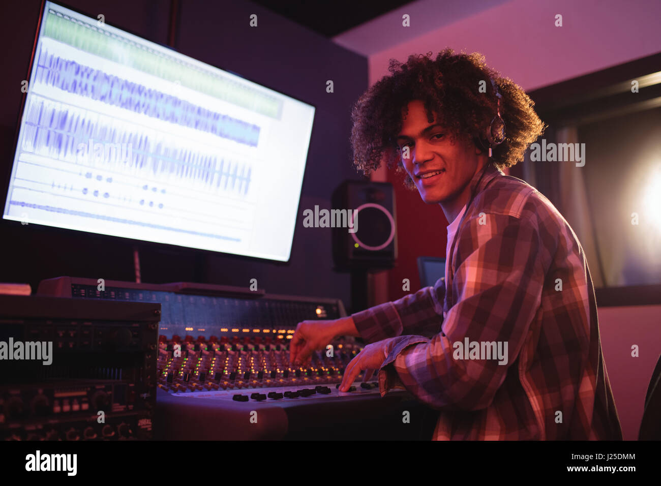 Portrait de femme ingénieur du son à l'aide d'ingénieur du son en studio d'enregistrement Banque D'Images