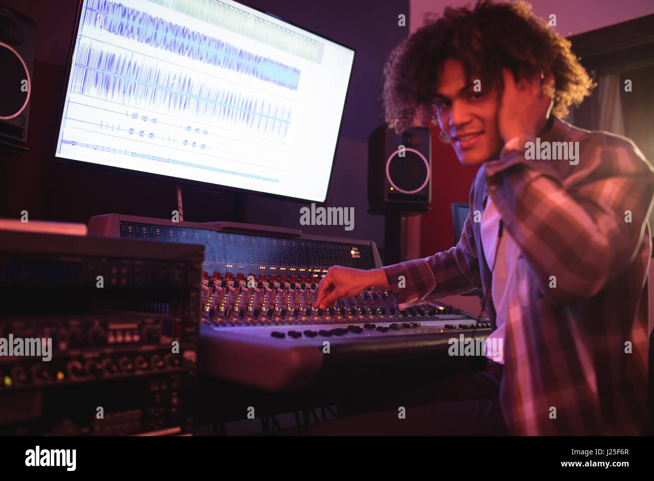 Portrait de femme ingénieur du son à l'aide d'ingénieur du son en studio d'enregistrement Banque D'Images