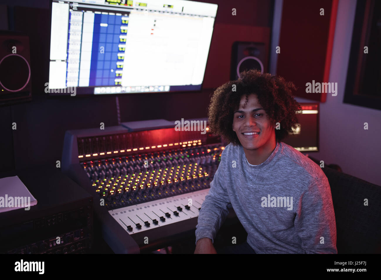 Portrait of smiling male ingénieur du son en studio d'enregistrement Banque D'Images