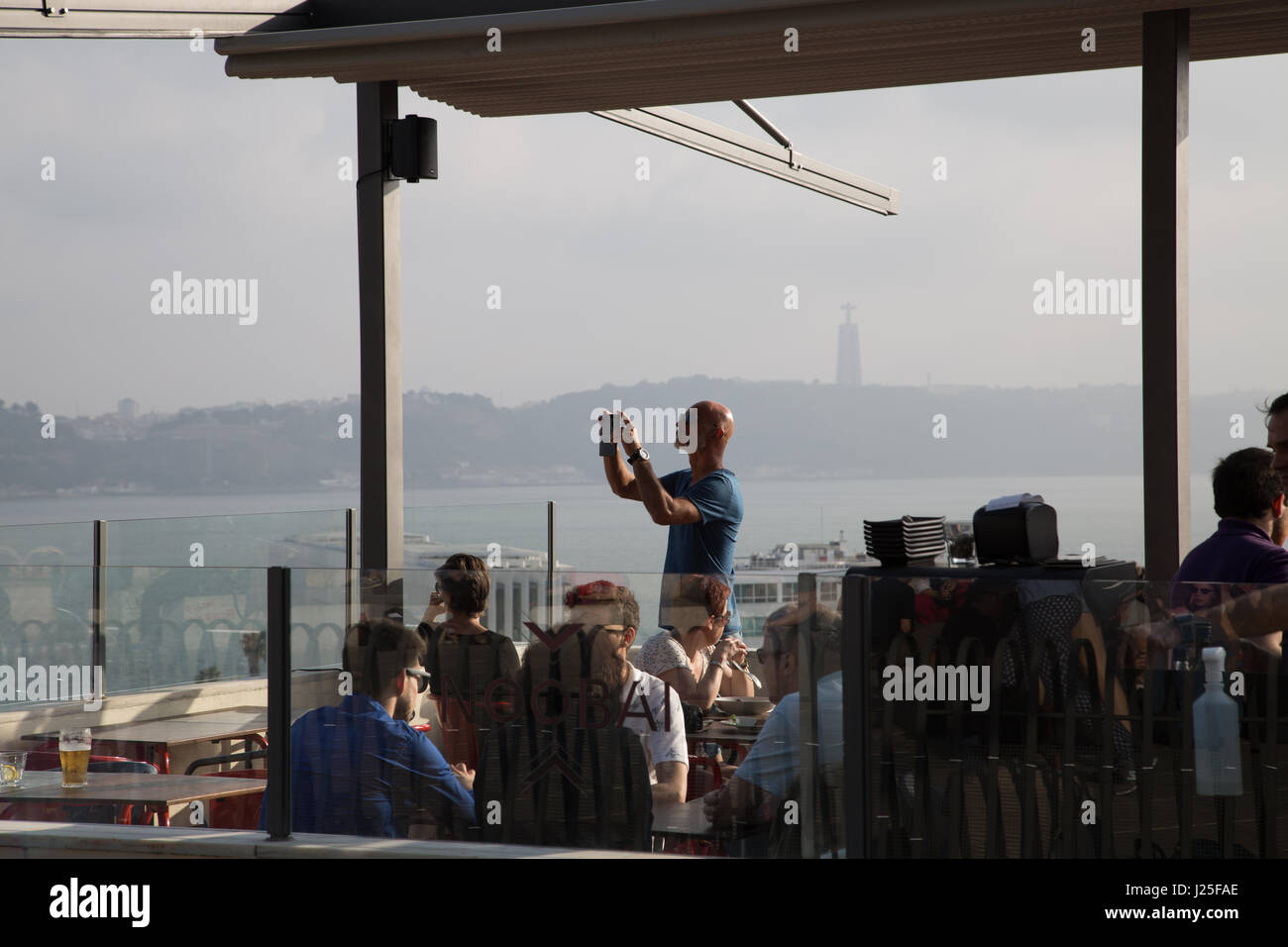Vue de Lisbonne, Portugal à partir d'une terrasse de restaurant. Banque D'Images