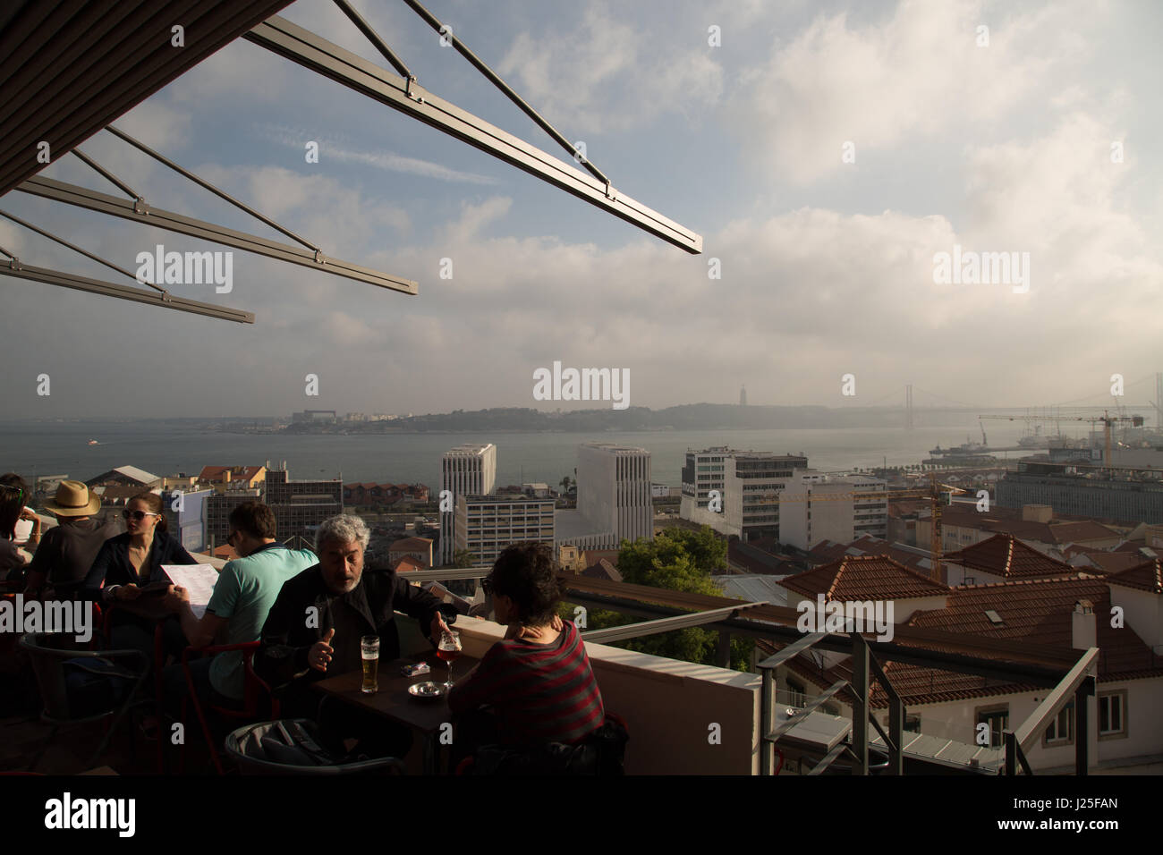 Vue de Lisbonne, Portugal à partir d'une terrasse de restaurant. Banque D'Images