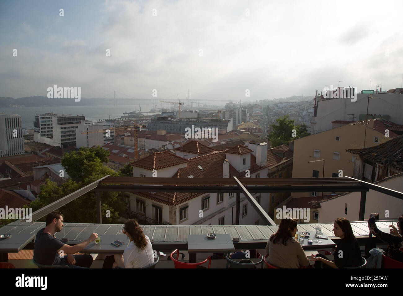 Vue sur Lisbonne, Portugal à partir d'une terrasse de restaurant. Banque D'Images