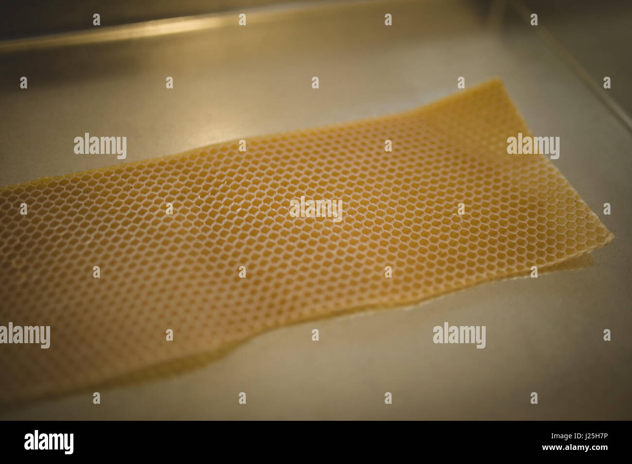 Close-up of honeycomb sur bac métallique en usine Banque D'Images