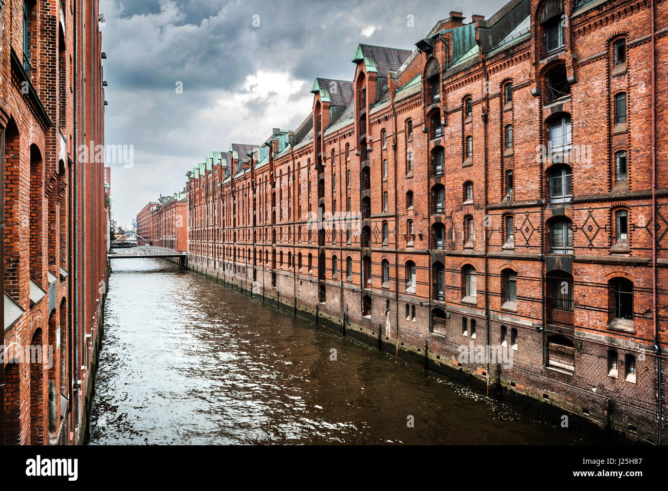 Vue panoramique du célèbre Speicherstadt avec de sombres nuages avant l'orage à Hambourg, Allemagne Banque D'Images