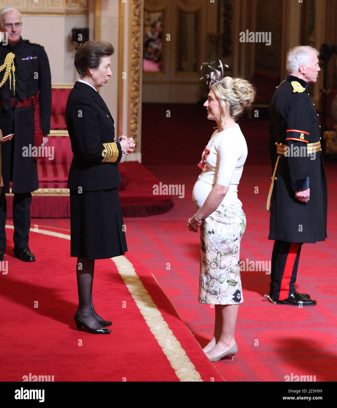 Laura Kenny est attribué un CBE pour services à vélo par la Princesse royale au cours d'une cérémonie à Buckingham Palace, Londres. Banque D'Images