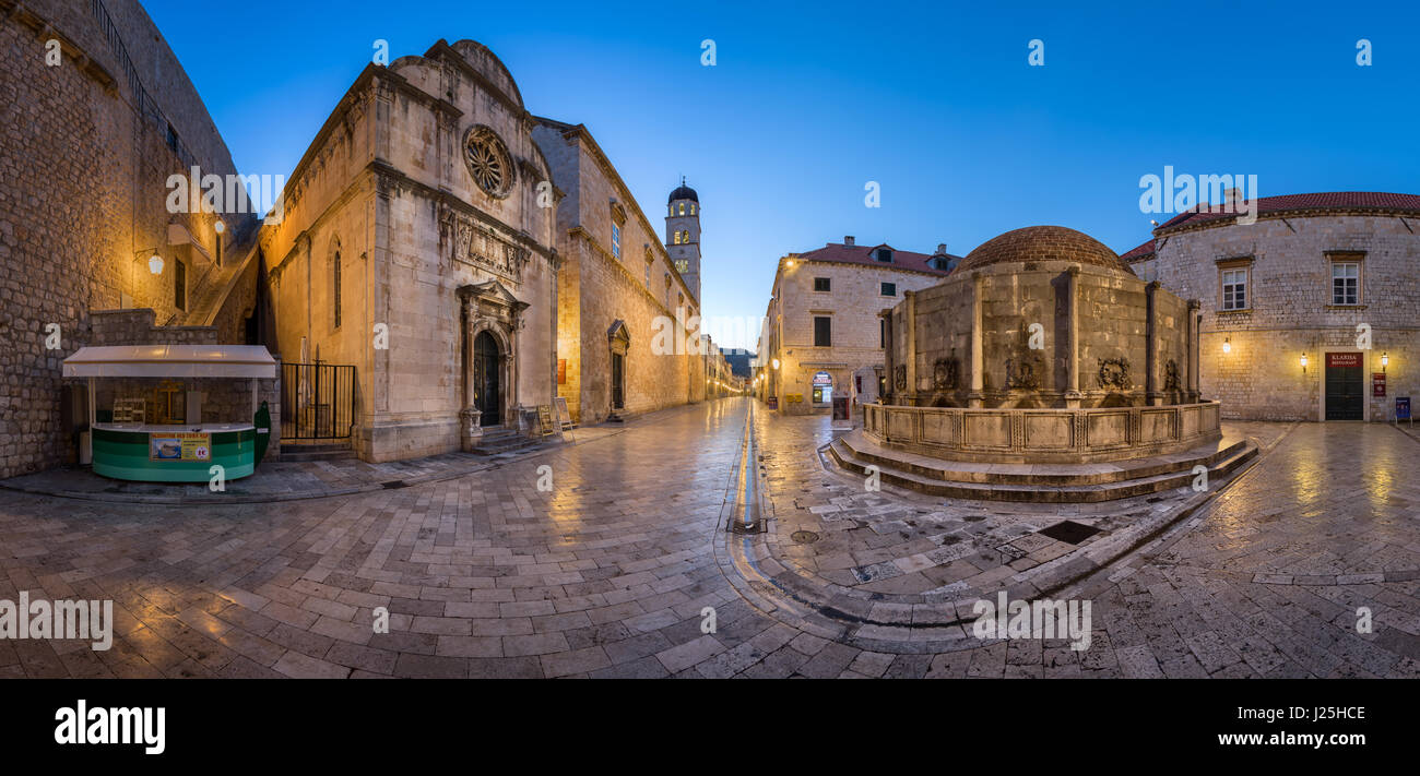 DUBROVNIK, CROATIE - Juillet 2, 2014 : Panorama de la grande fontaine d'Onofrio et l'église Saint Sauveur en soirée, Dubrovnik. En 1979, la ville de Dubrovni Banque D'Images