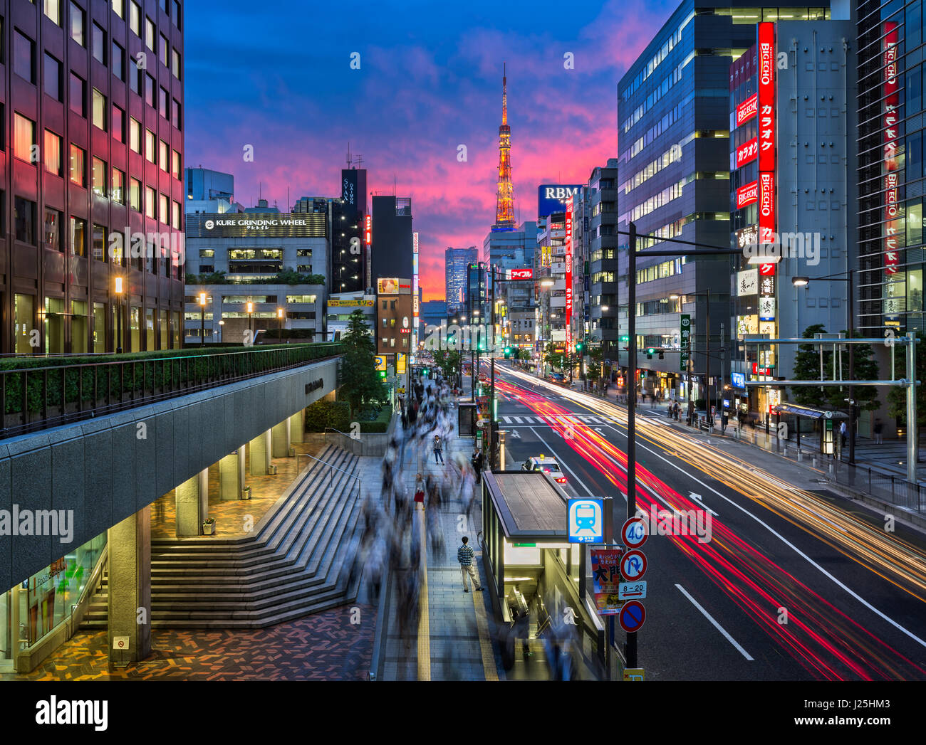 TOKYO, JAPON - 9 juin 2015 : l'heure de pointe du soir près de la Tour de Tokyo, Tokyo, Japon. À 332,9 mètres, c'est la deuxième plus haute structure au Japon. Banque D'Images