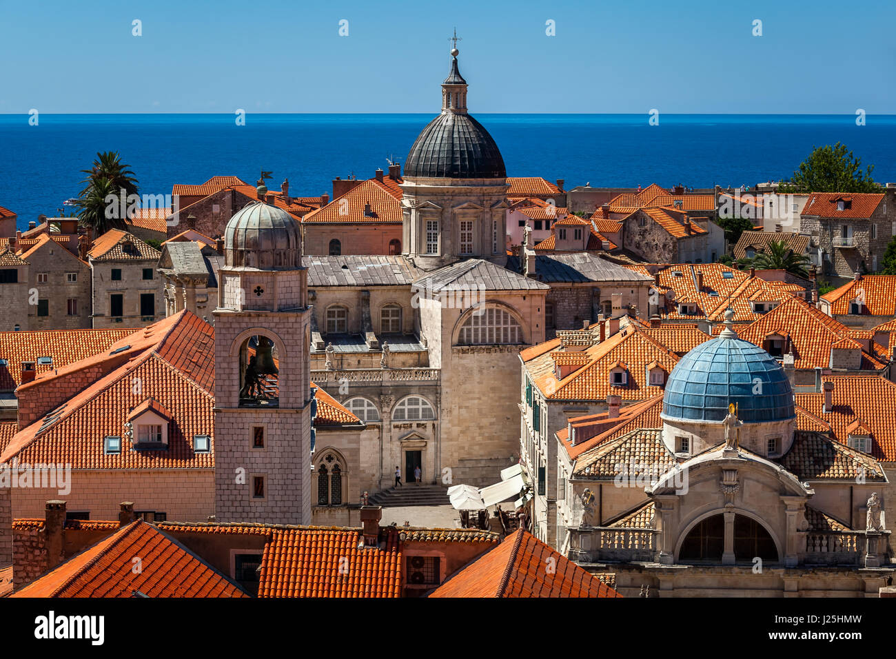 Vue aérienne de la place Luza, Église Saint Blaise et cathédrale de l'Assomption des murs de la ville, Dubrovnik, Croatie Banque D'Images