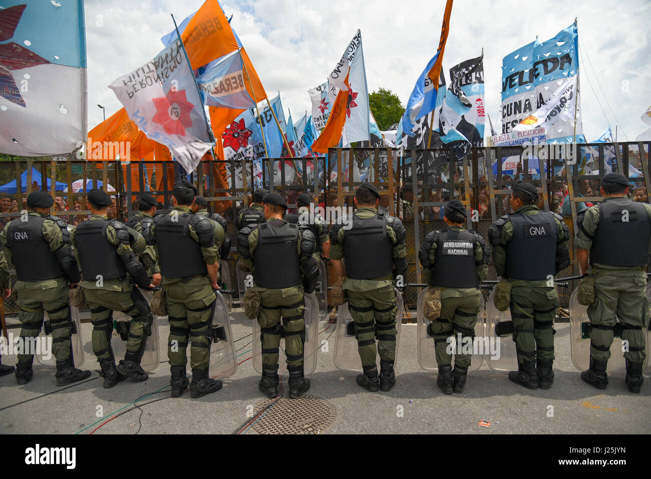 Buenos Aires, Argentine. 31 Oct, 2016. Les gens se rassemblent près du palais de Comodoro Py à Buenos Aires au cours de l'ex-président de l'Argentine Cristina Fernandez de Kirchner a témoigné dans le cadre d'enquêtes sur la corruption. Banque D'Images