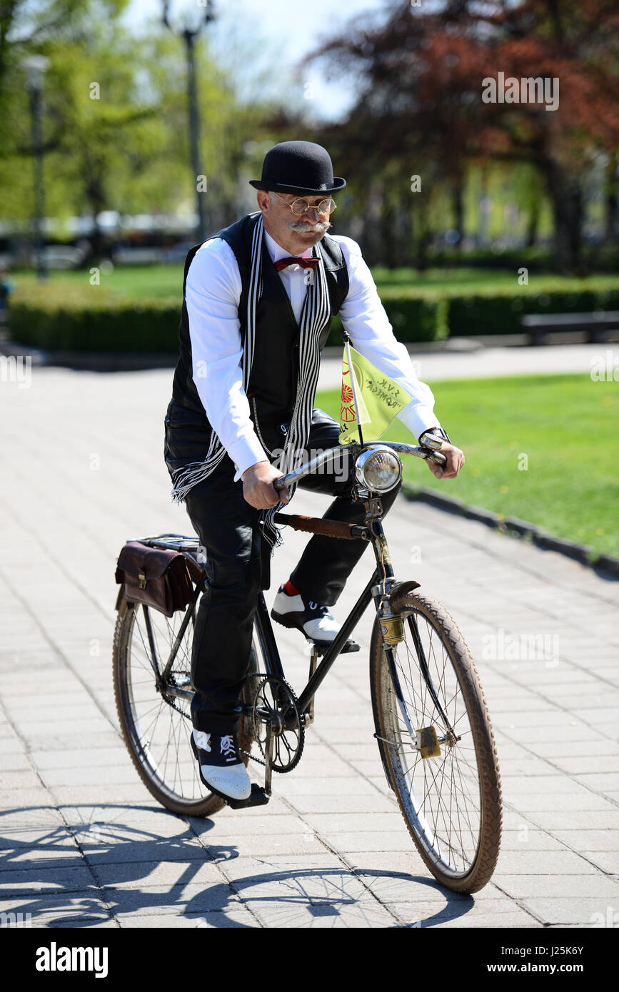 RIGA, Lettonie - Mai 7, 2016 : Tweed Ride. Homme inconnu conduit par un vieux vélo. Banque D'Images